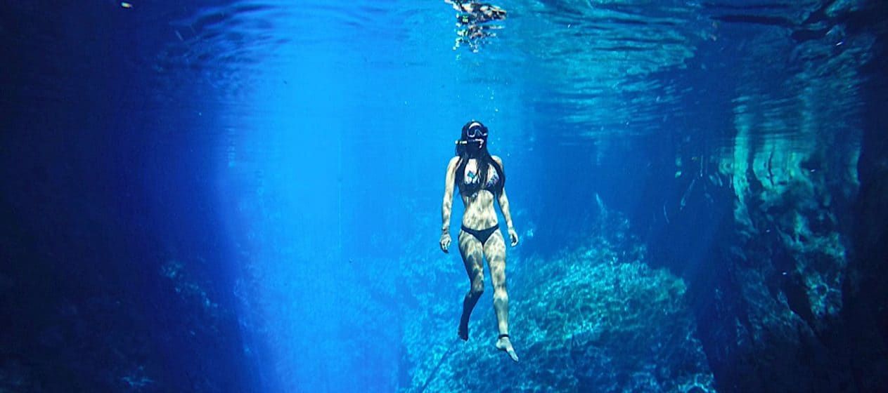 mulher mergulhando na lagoa misteriosa em bonito - ms