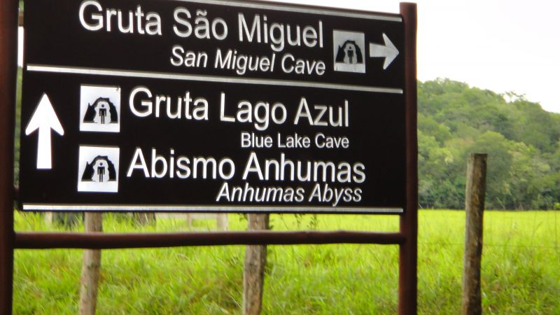 so 19 km de Bonito  Gruta do Lago Azul