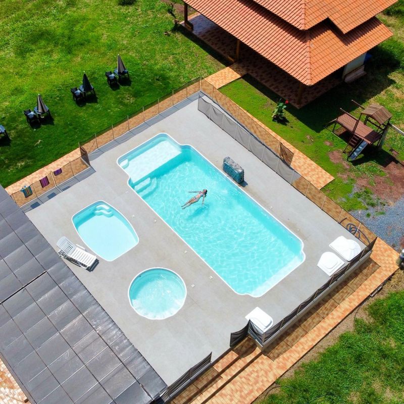 Vista rea de turista aproveitando as piscinas climatizadas do Recanto das guas em Bonito