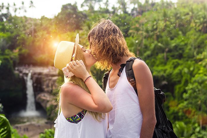 Casal trocando beijos durante passeio