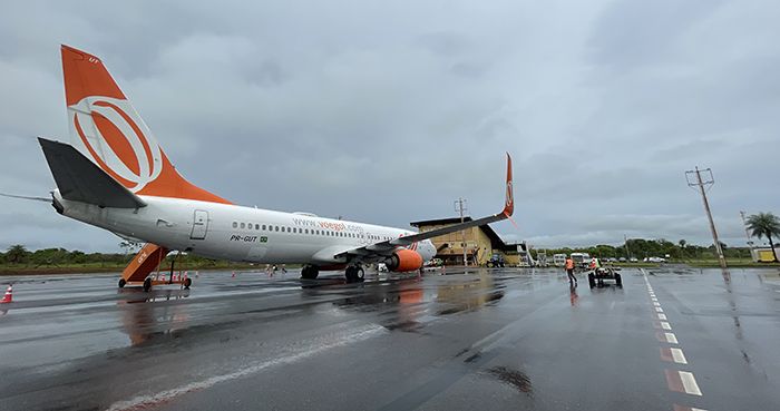 Aeronave da Gol em dia de chuva em Bonito