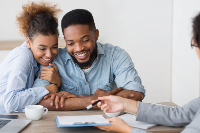 Casal Recebendo Informaes Sobre Bonito MS