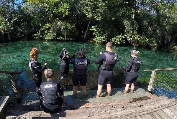 Turistas fazendo treinamento para passeio de flutuao em Bonito